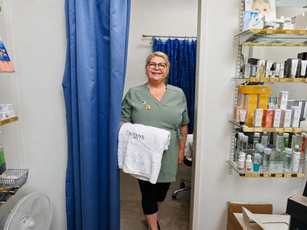 Mia Kainulainen kosmetiikkamyymälässään
