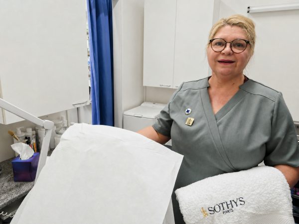 Kosmetologi Mia Kainulainen hoitohuoneessaan